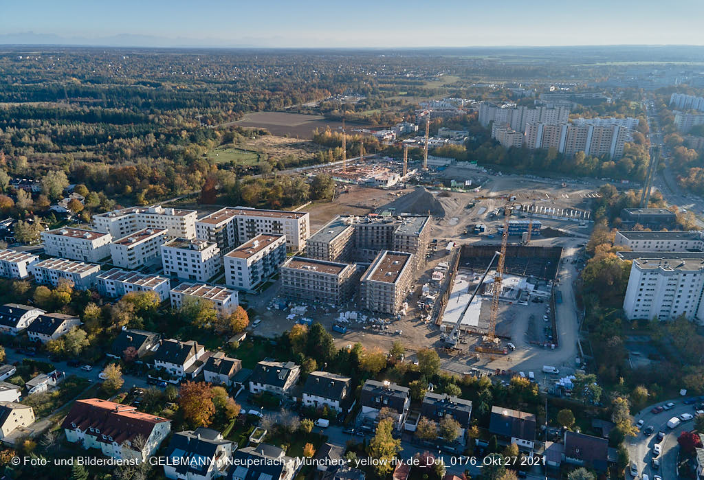 27.10.2021 - Kranaufbau im Alexisquartier in Neuperlach 27.10.2021 - Kranaufbau im Alexisquartier in Neuperlach