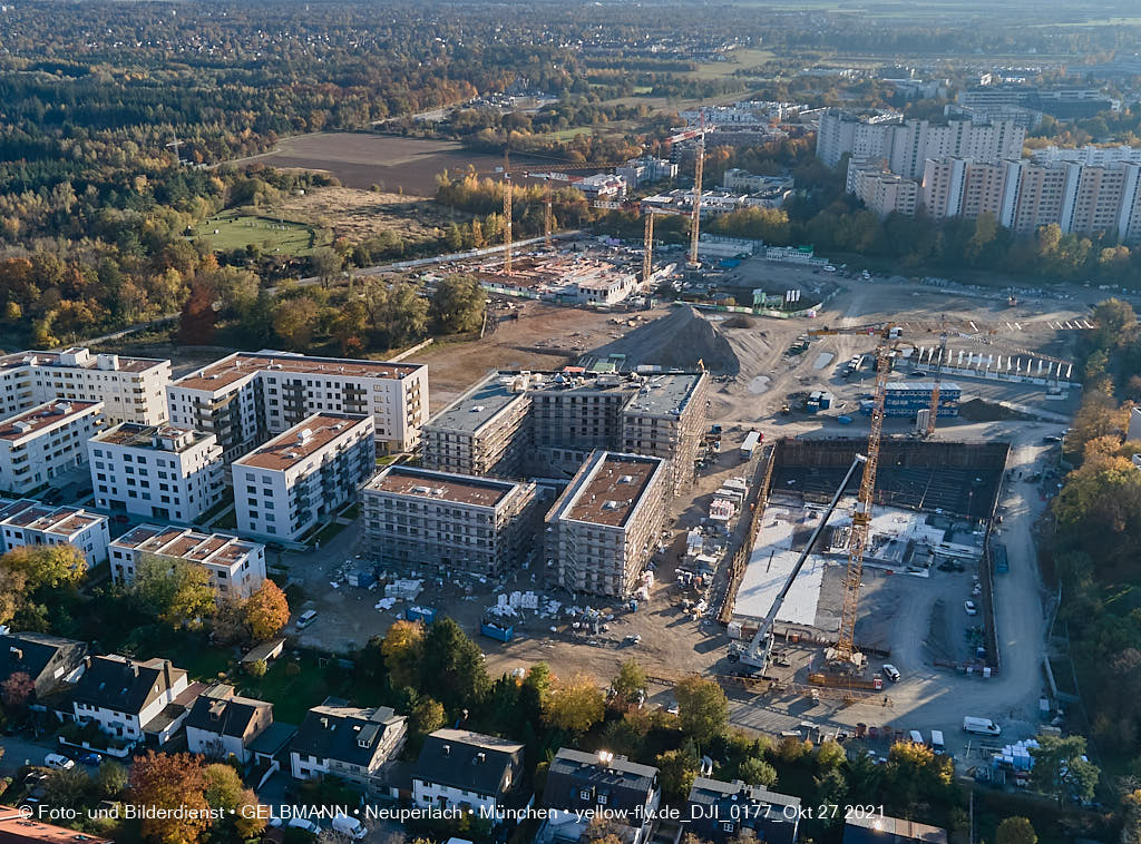 27.10.2021 - Kranaufbau im Alexisquartier in Neuperlach 27.10.2021 - Kranaufbau im Alexisquartier in Neuperlach