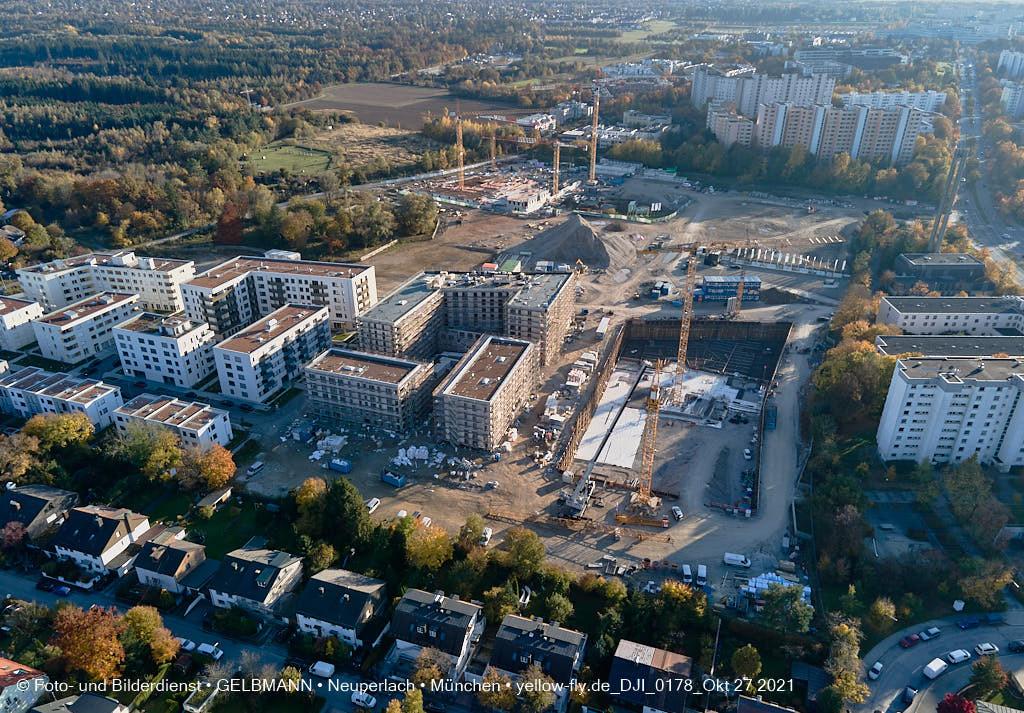 27.10.2021 - Kranaufbau im Alexisquartier in Neuperlach 27.10.2021 - Kranaufbau im Alexisquartier in Neuperlach