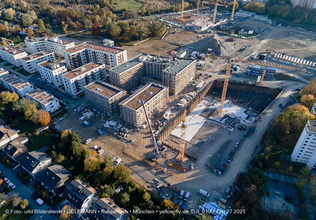 27.10.2021 - Kranaufbau im Alexisquartier in Neuperlach 27.10.2021 - Kranaufbau im Alexisquartier in Neuperlach