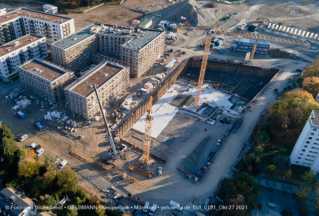 27.10.2021 - Kranaufbau im Alexisquartier in Neuperlach 27.10.2021 - Kranaufbau im Alexisquartier in Neuperlach