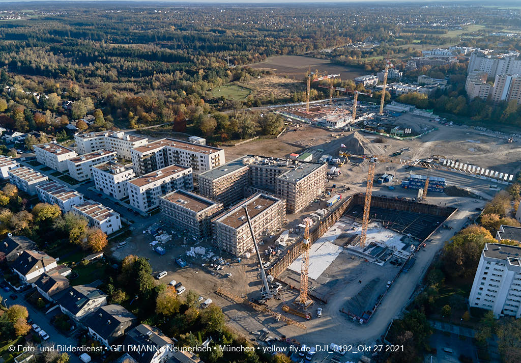 27.10.2021 - Kranaufbau im Alexisquartier in Neuperlach 27.10.2021 - Kranaufbau im Alexisquartier in Neuperlach