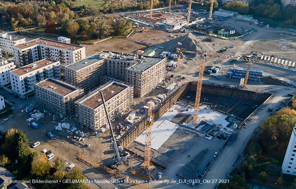 27.10.2021 - Kranaufbau im Alexisquartier in Neuperlach 27.10.2021 - Kranaufbau im Alexisquartier in Neuperlach