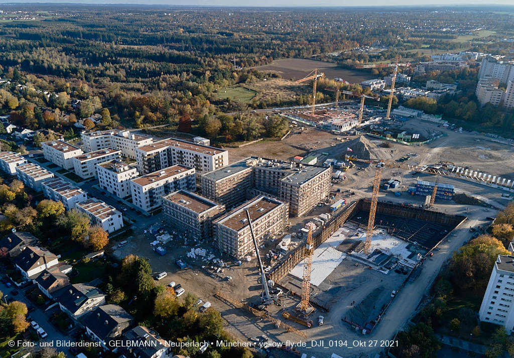 27.10.2021 - Kranaufbau im Alexisquartier in Neuperlach 27.10.2021 - Kranaufbau im Alexisquartier in Neuperlach