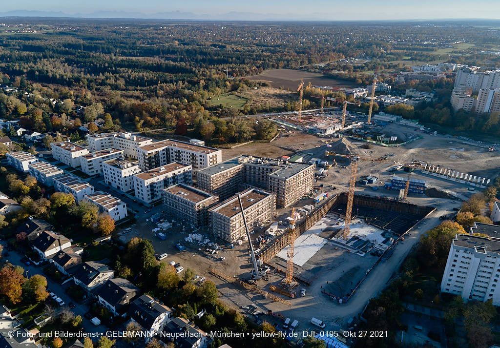 27.10.2021 - Kranaufbau im Alexisquartier in Neuperlach 27.10.2021 - Kranaufbau im Alexisquartier in Neuperlach