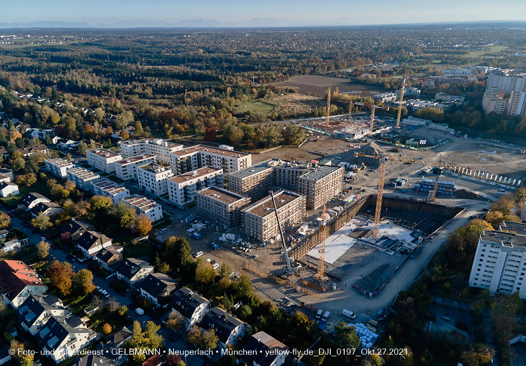 27.10.2021 - Kranaufbau im Alexisquartier in Neuperlach 27.10.2021 - Kranaufbau im Alexisquartier in Neuperlach