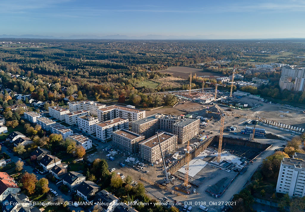 27.10.2021 - Kranaufbau im Alexisquartier in Neuperlach 27.10.2021 - Kranaufbau im Alexisquartier in Neuperlach