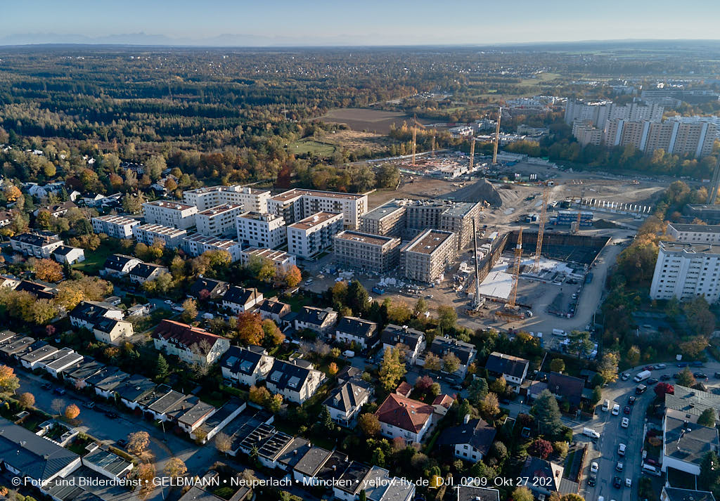 27.10.2021 - Kranaufbau im Alexisquartier in Neuperlach 27.10.2021 - Kranaufbau im Alexisquartier in Neuperlach