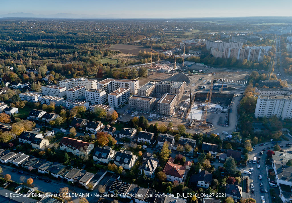 27.10.2021 - Kranaufbau im Alexisquartier in Neuperlach 27.10.2021 - Kranaufbau im Alexisquartier in Neuperlach