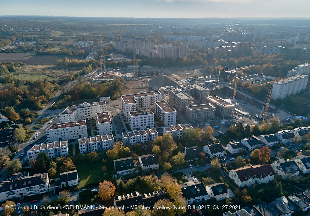 27.10.2021 - Kranaufbau im Alexisquartier in Neuperlach 27.10.2021 - Kranaufbau im Alexisquartier in Neuperlach