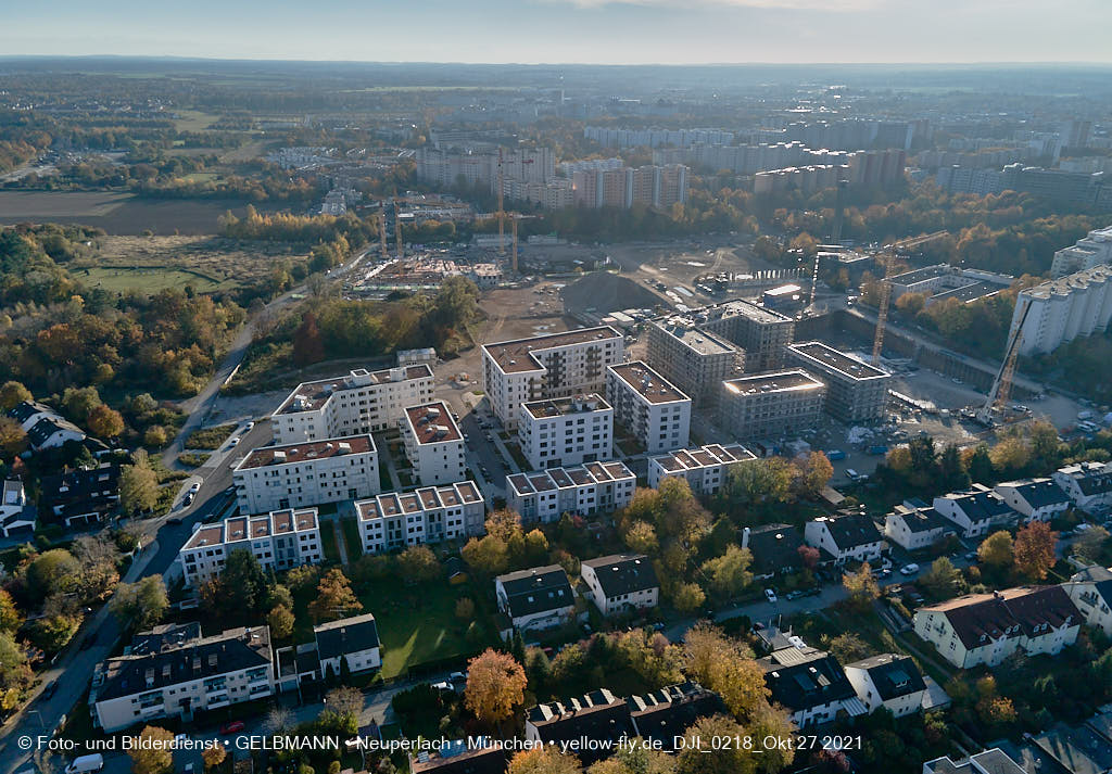 27.10.2021 - Kranaufbau im Alexisquartier in Neuperlach 27.10.2021 - Kranaufbau im Alexisquartier in Neuperlach