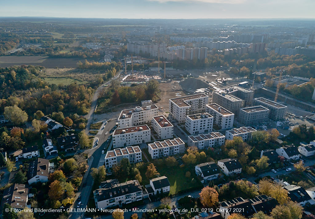 27.10.2021 - Kranaufbau im Alexisquartier in Neuperlach 27.10.2021 - Kranaufbau im Alexisquartier in Neuperlach