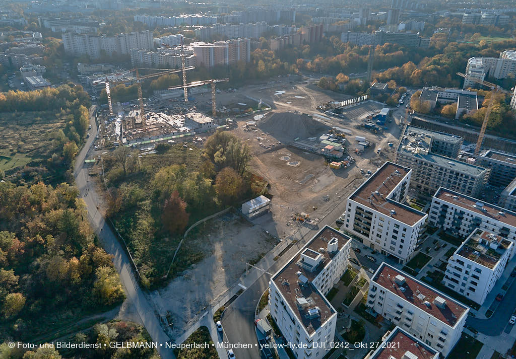 27.10.2021 - Kranaufbau im Alexisquartier in Neuperlach 27.10.2021 - Kranaufbau im Alexisquartier in Neuperlach