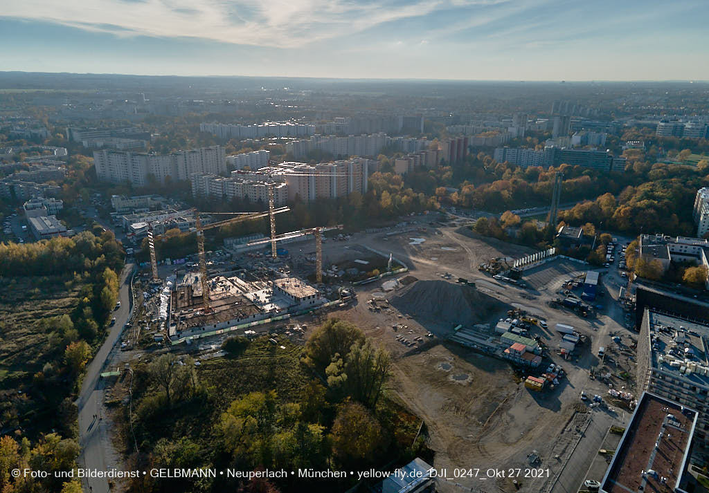27.10.2021 - Kranaufbau im Alexisquartier in Neuperlach 27.10.2021 - Kranaufbau im Alexisquartier in Neuperlach