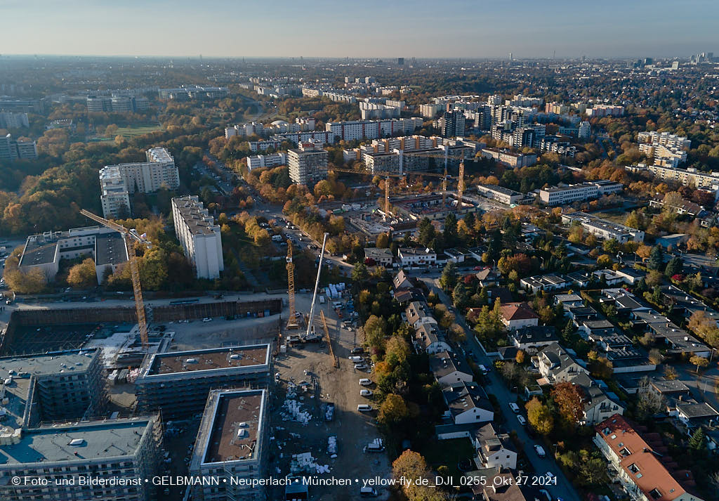 27.10.2021 - Kranaufbau im Alexisquartier in Neuperlach 27.10.2021 - Kranaufbau im Alexisquartier in Neuperlach