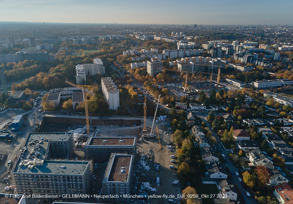 27.10.2021 - Kranaufbau im Alexisquartier in Neuperlach 27.10.2021 - Kranaufbau im Alexisquartier in Neuperlach