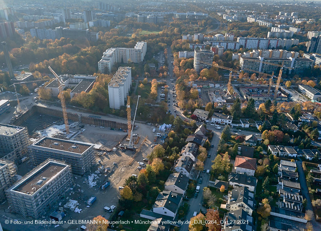 27.10.2021 - Kranaufbau im Alexisquartier in Neuperlach 27.10.2021 - Kranaufbau im Alexisquartier in Neuperlach
