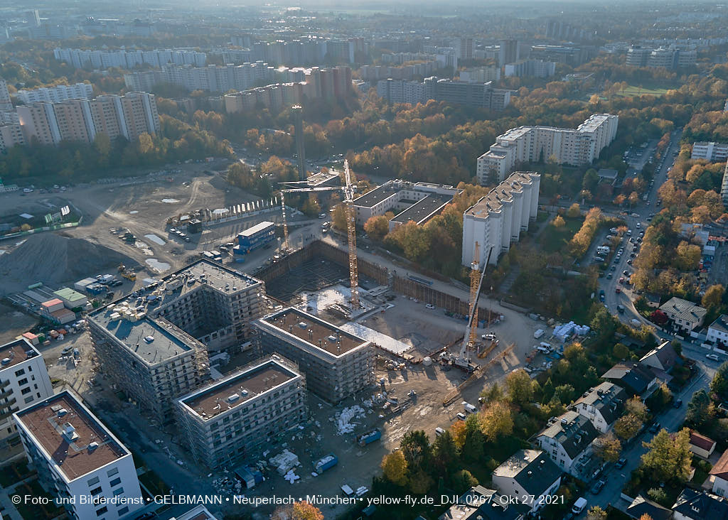 27.10.2021 - Kranaufbau im Alexisquartier in Neuperlach 27.10.2021 - Kranaufbau im Alexisquartier in Neuperlach