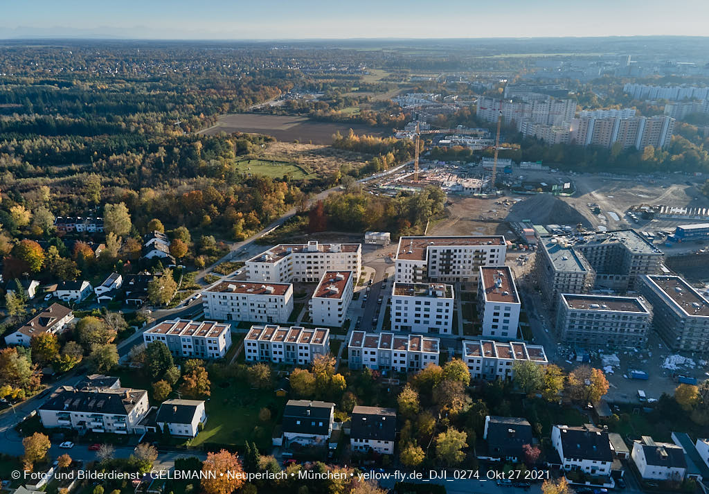 27.10.2021 - Kranaufbau im Alexisquartier in Neuperlach 27.10.2021 - Kranaufbau im Alexisquartier in Neuperlach
