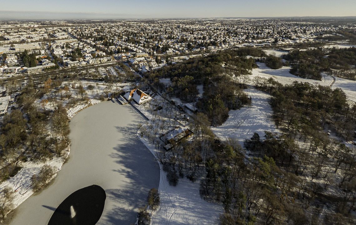 06.12.2021 - der Ostpark mit Schnee im Winter 2023 in Neuperlach