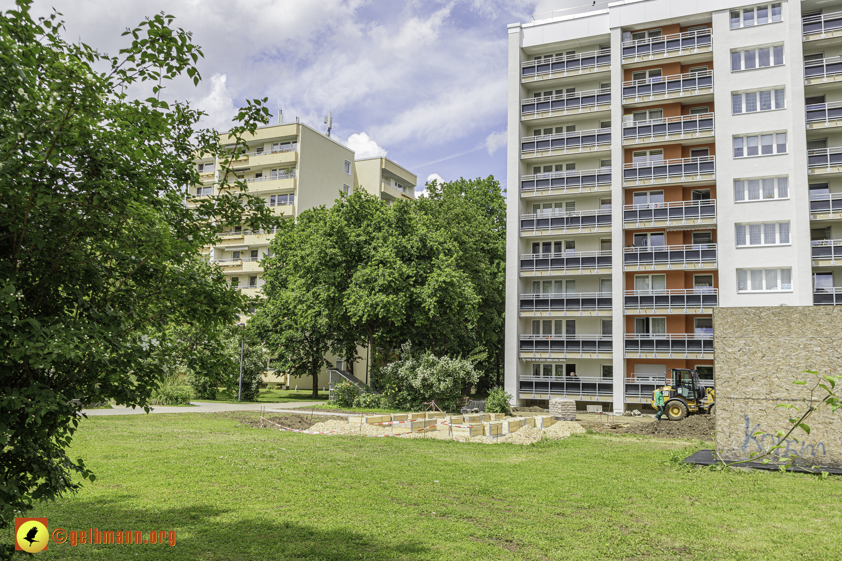 25.04.2024 - Sanierung und Blumenbeet am Karl-Marx-Ring 11-21