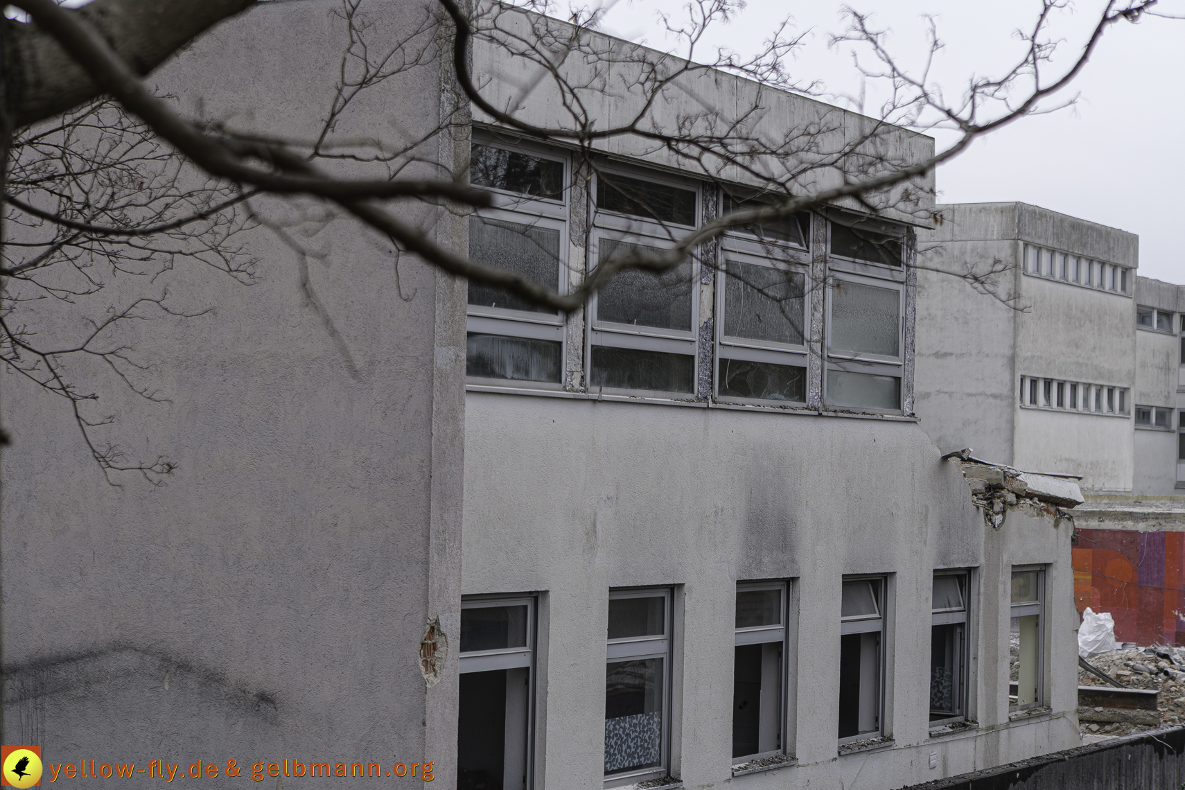 12.03.2025 - Bagger-Abriss der Grundschule am Karl-Marx-Ring in Neuperlach