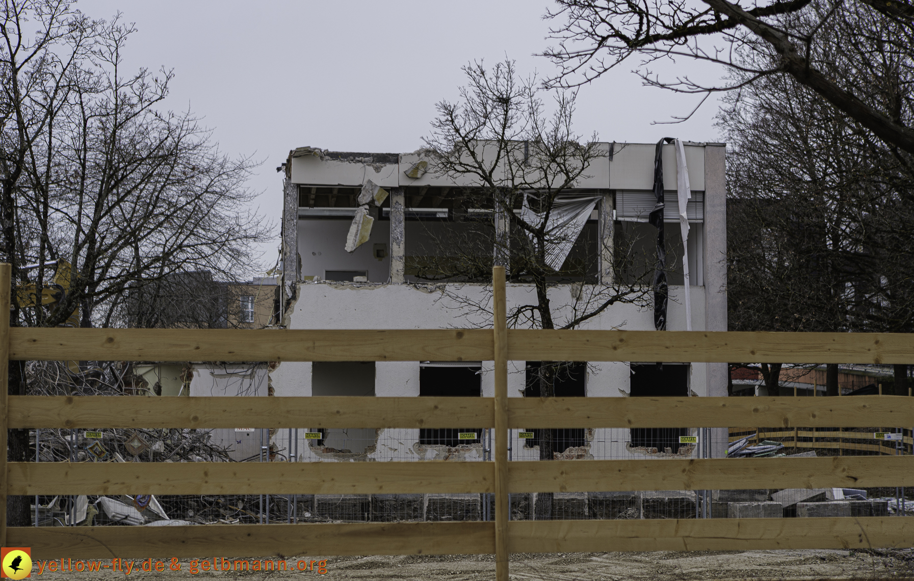 12.03.2025 - Bagger-Abriss der Grundschule am Karl-Marx-Ring in Neuperlach