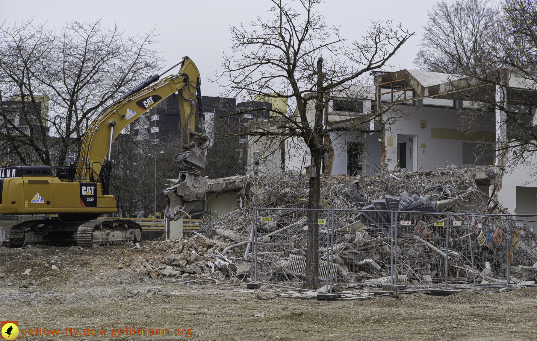 12.03.2025 - Bagger-Abriss der Grundschule am Karl-Marx-Ring in Neuperlach