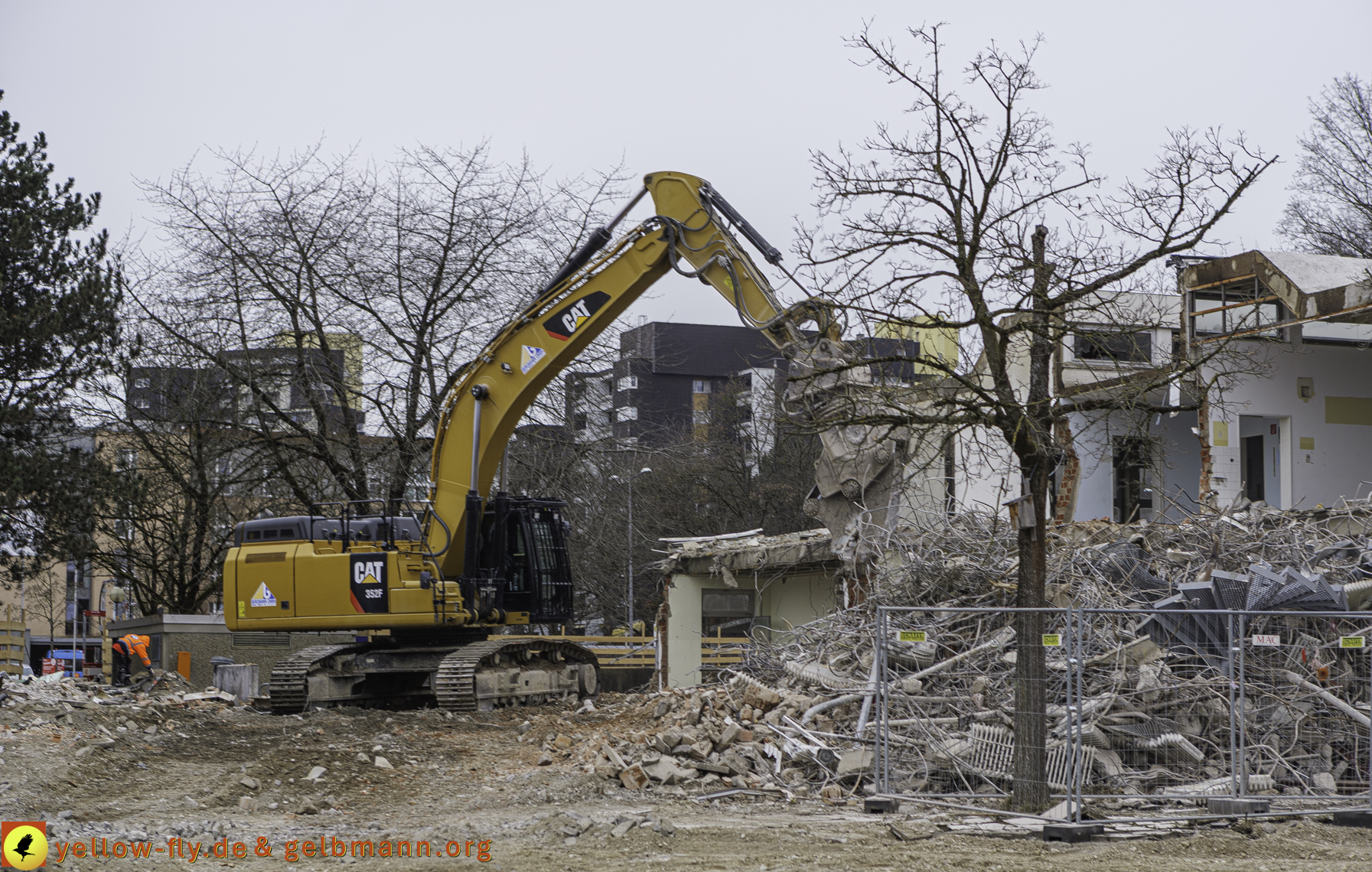 12.03.2025 - Bagger-Abriss der Grundschule am Karl-Marx-Ring in Neuperlach