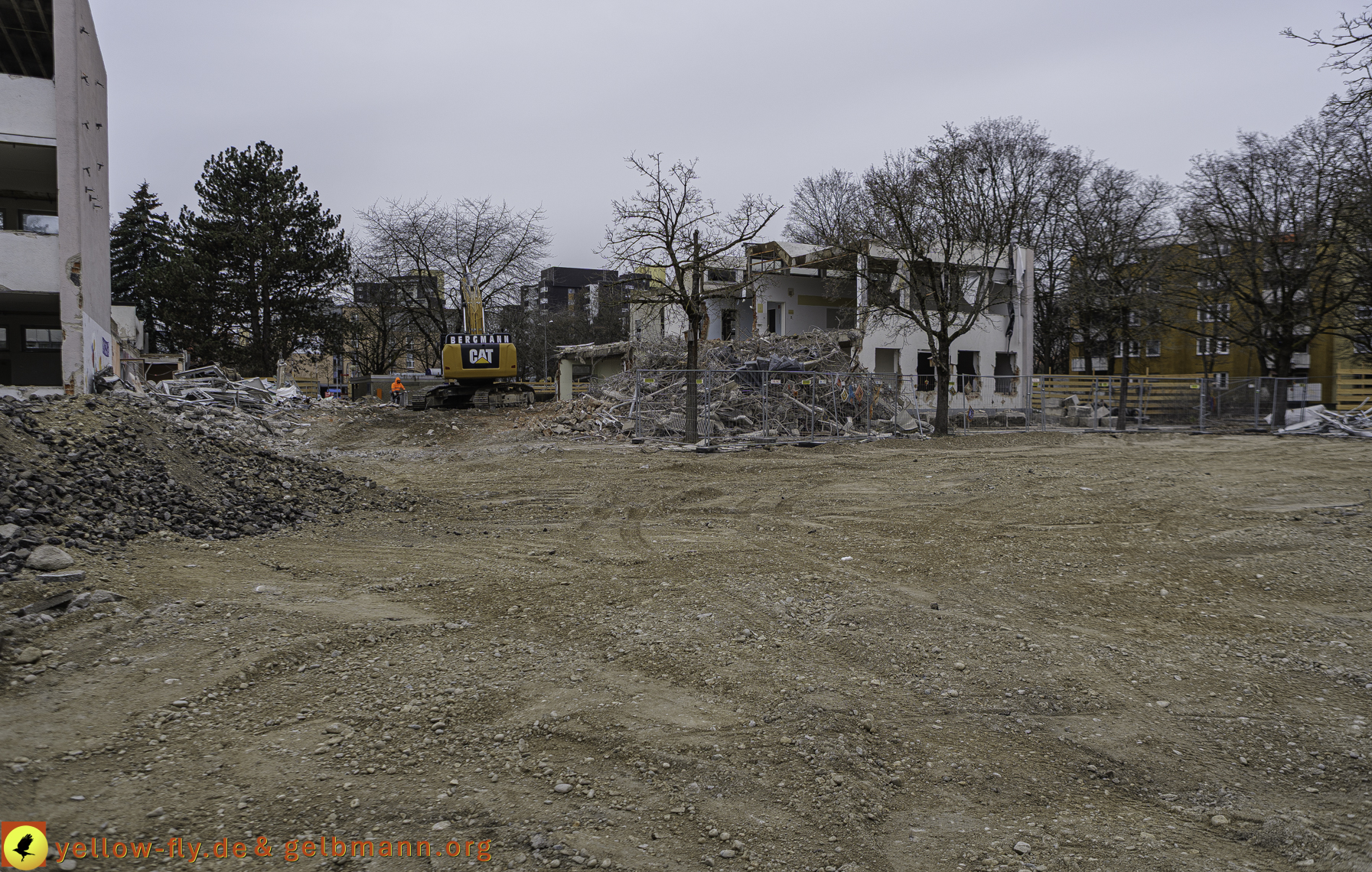 12.03.2025 - Bagger-Abriss der Grundschule am Karl-Marx-Ring in Neuperlach
