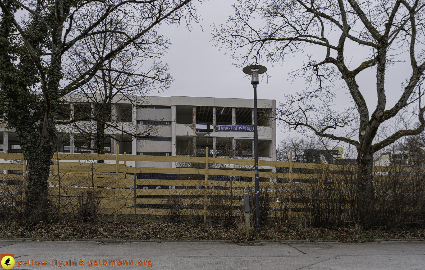 12.03.2025 - Bagger-Abriss der Grundschule am Karl-Marx-Ring in Neuperlach