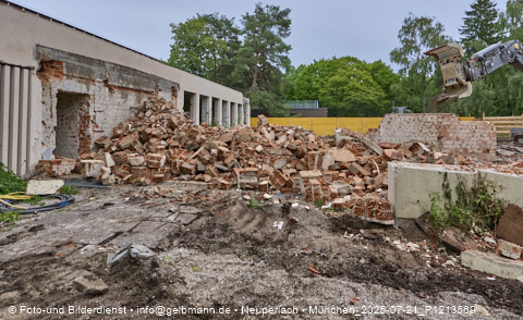 21.07.2025 - Abriss des alten Kindergartens in Neuperlach