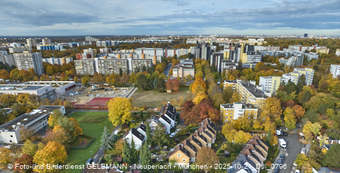 21.102025 - Baustelle und neuer Sportplatz an der Grundschule am Karl-Marx-Ring in Neuperlach