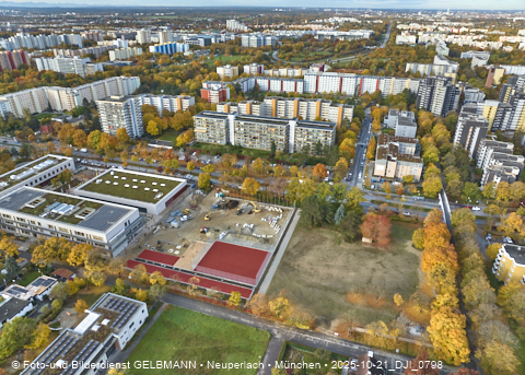 21.102025 - Baustelle und neuer Sportplatz an der Grundschule am Karl-Marx-Ring in Neuperlach