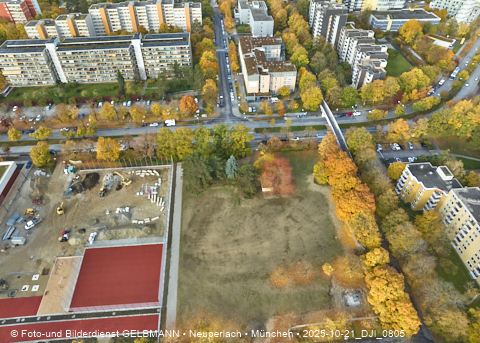 21.102025 - Baustelle und neuer Sportplatz an der Grundschule am Karl-Marx-Ring in Neuperlach