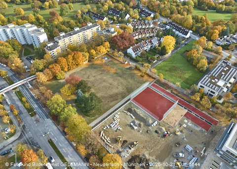 21.102025 - Baustelle und neuer Sportplatz an der Grundschule am Karl-Marx-Ring in Neuperlach