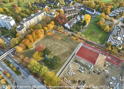 21.102025 - Baustelle und neuer Sportplatz an der Grundschule am Karl-Marx-Ring in Neuperlach