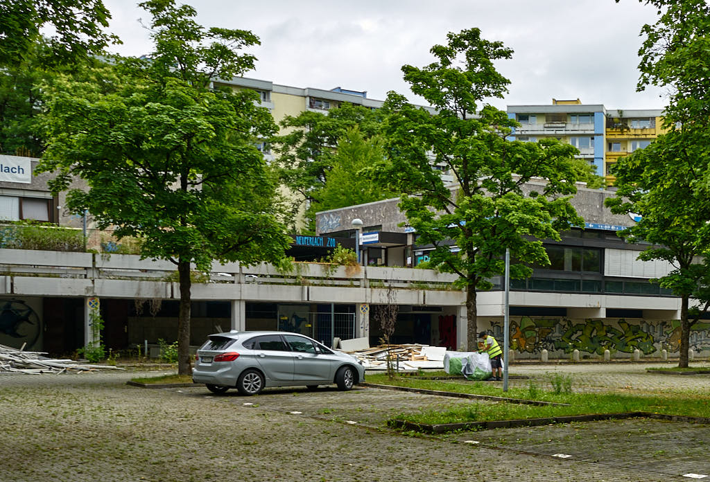 02.07.2021 - Maschendrahtzaun um das Alexisquartier in Neuperlach