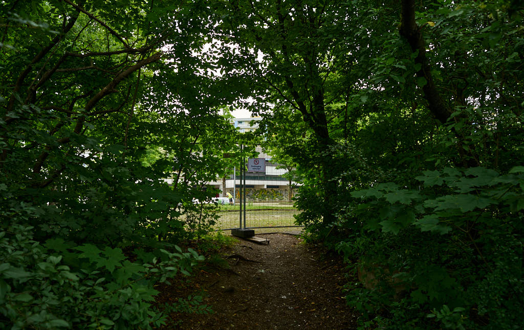02.07.2021 - Maschendrahtzaun um das Alexisquartier in Neuperlach