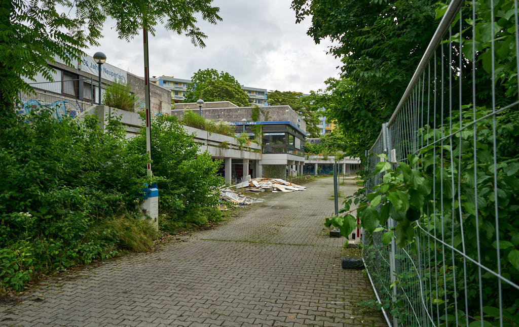 02.07.2021 - Maschendrahtzaun um das Alexisquartier in Neuperlach