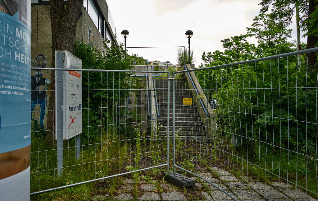 02.07.2021 - Maschendrahtzaun um das Alexisquartier in Neuperlach