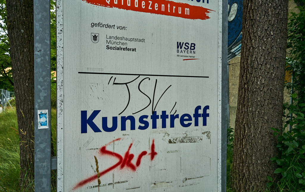 02.07.2021 - Maschendrahtzaun um das Alexisquartier in Neuperlach