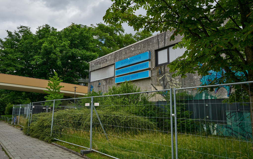 02.07.2021 - Maschendrahtzaun um das Alexisquartier in Neuperlach