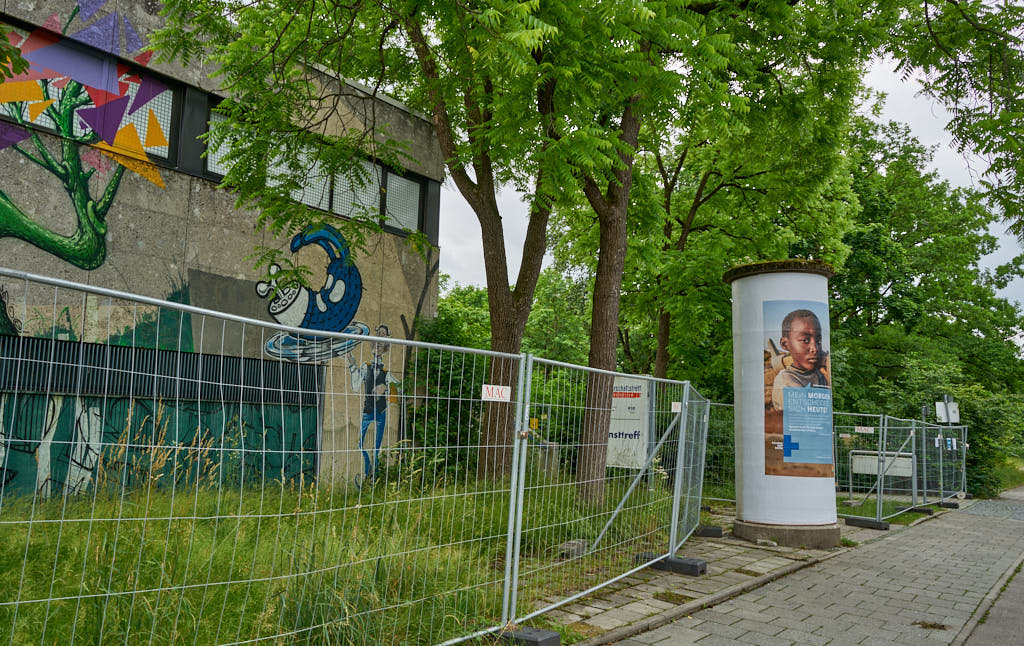 02.07.2021 - Maschendrahtzaun um das Alexisquartier in Neuperlach