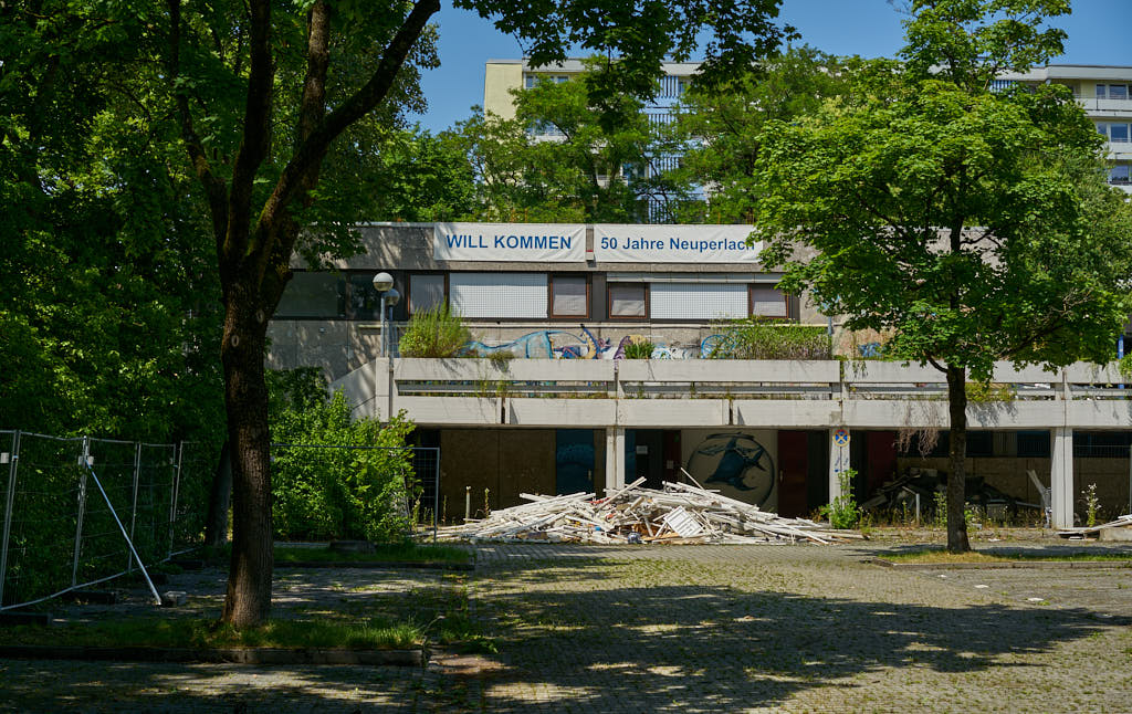 02.07.2021 - Maschendrahtzaun um das Alexisquartier in Neuperlach