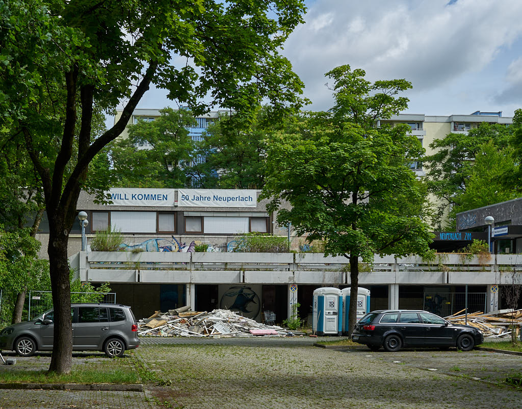 05.07.2021 - Maschendrahtzaun um das Alexisquartier in Neuperlach