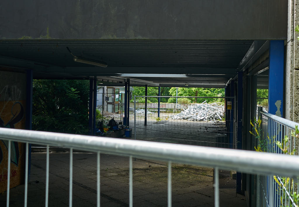 05.07.2021 - Maschendrahtzaun um das Alexisquartier in Neuperlach