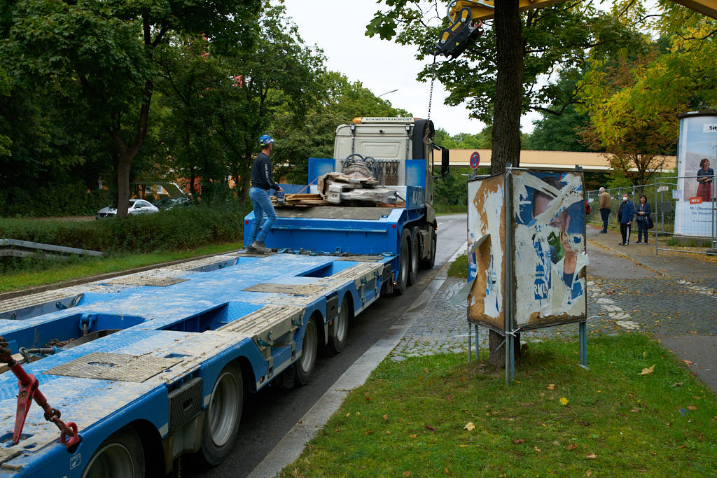 20.09.2021 - Schwere Geräte werden in das Quiddezentrum gefahren