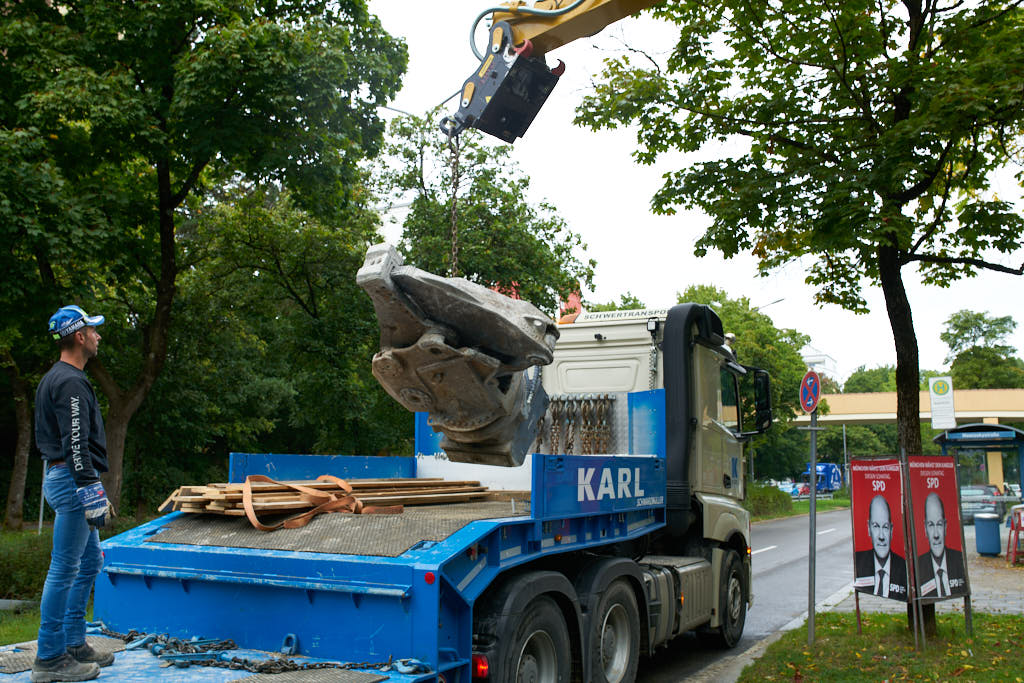 20.09.2021 - Schwere Geräte werden in das Quiddezentrum gefahren