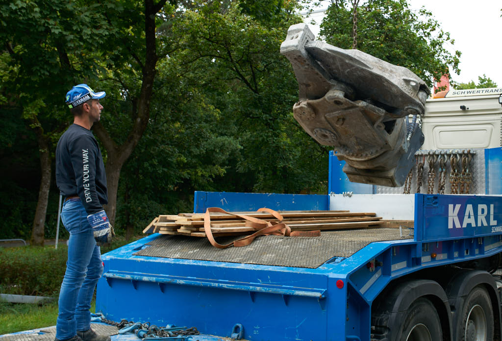 20.09.2021 - Schwere Geräte werden in das Quiddezentrum gefahren